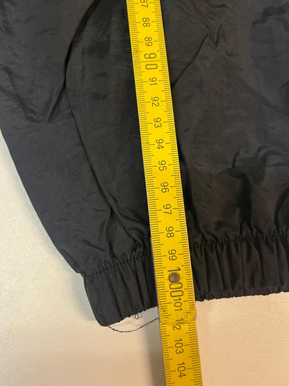 Entdecke unsere Vintage Track Pants von Nike und anderen Marken, erhältlich bei Valuxery.de - Dein Shop für trendige Vintage - Kleidung. Unsere Track Pants sind aus hochwertigen Materialien und