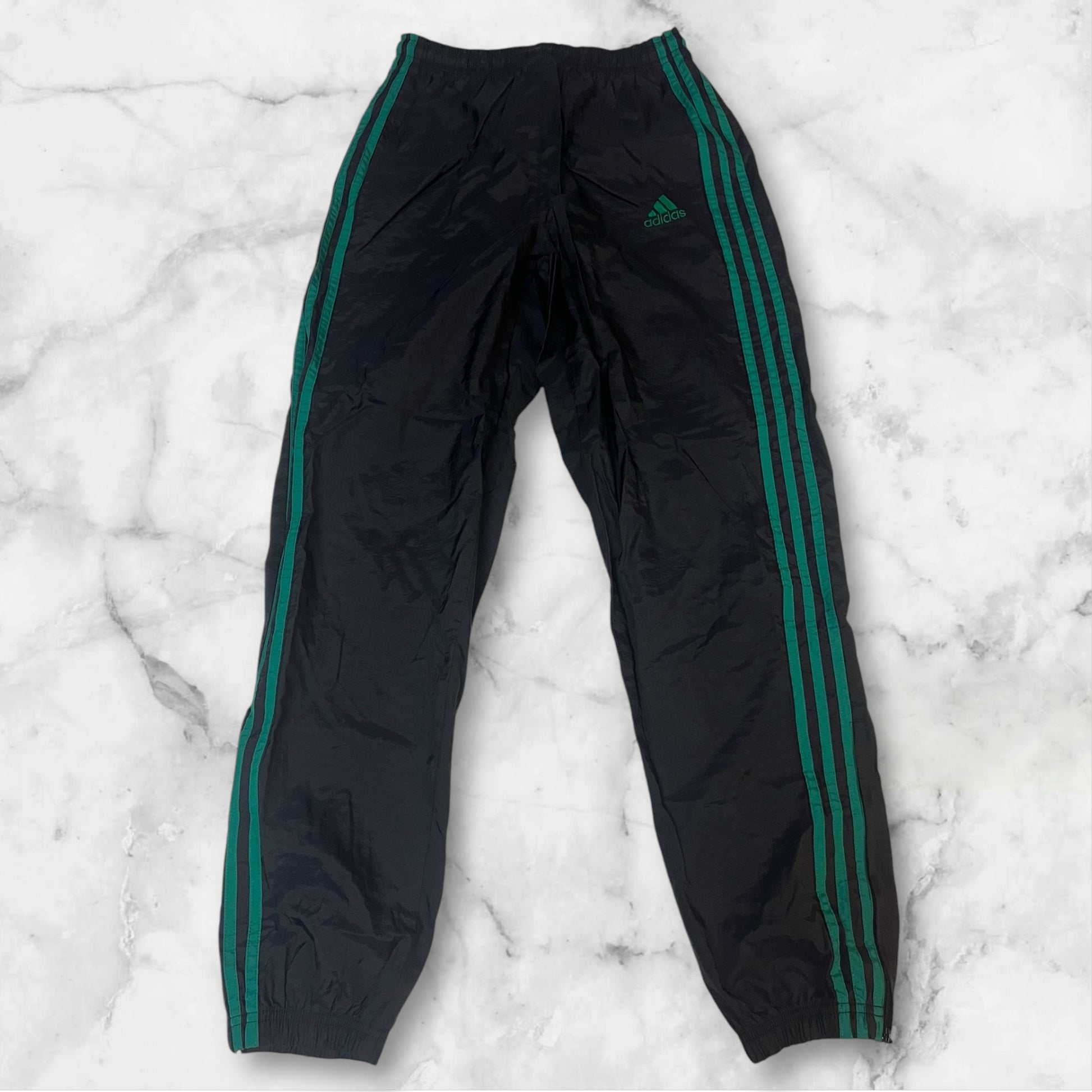 Entdecke unsere Vintage Track Pants von Nike und anderen Marken, erhältlich bei Valuxery.de - Dein Shop für trendige Vintage - Kleidung. Unsere Track Pants sind aus hochwertigen Materialien und