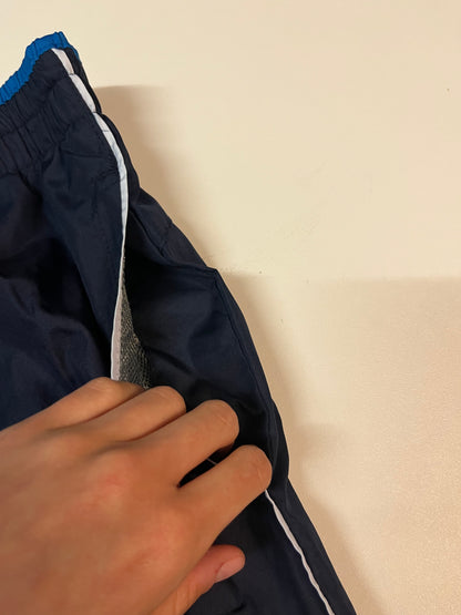 Entdecke unsere Vintage Track Pants von Nike und anderen Marken, erhältlich bei Valuxery.de - Dein Shop für trendige Vintage - Kleidung. Unsere Track Pants sind aus hochwertigen Materialien und