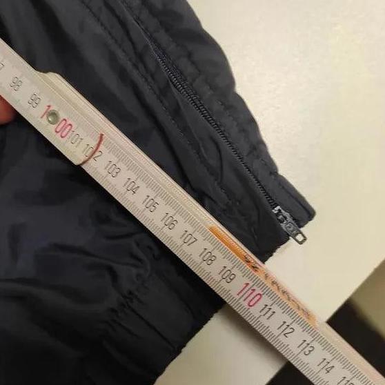 Entdecke unsere Vintage Track Pants von Nike und anderen Marken, erhältlich bei Valuxery.de - Dein Shop für trendige Vintage - Kleidung. Unsere Track Pants sind aus hochwertigen Materialien und
