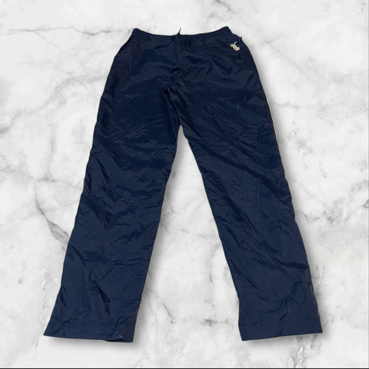 Entdecke unsere Vintage Track Pants von Nike und anderen Marken, erhältlich bei Valuxery.de - Dein Shop für trendige Vintage - Kleidung. Unsere Track Pants sind aus hochwertigen Materialien und
