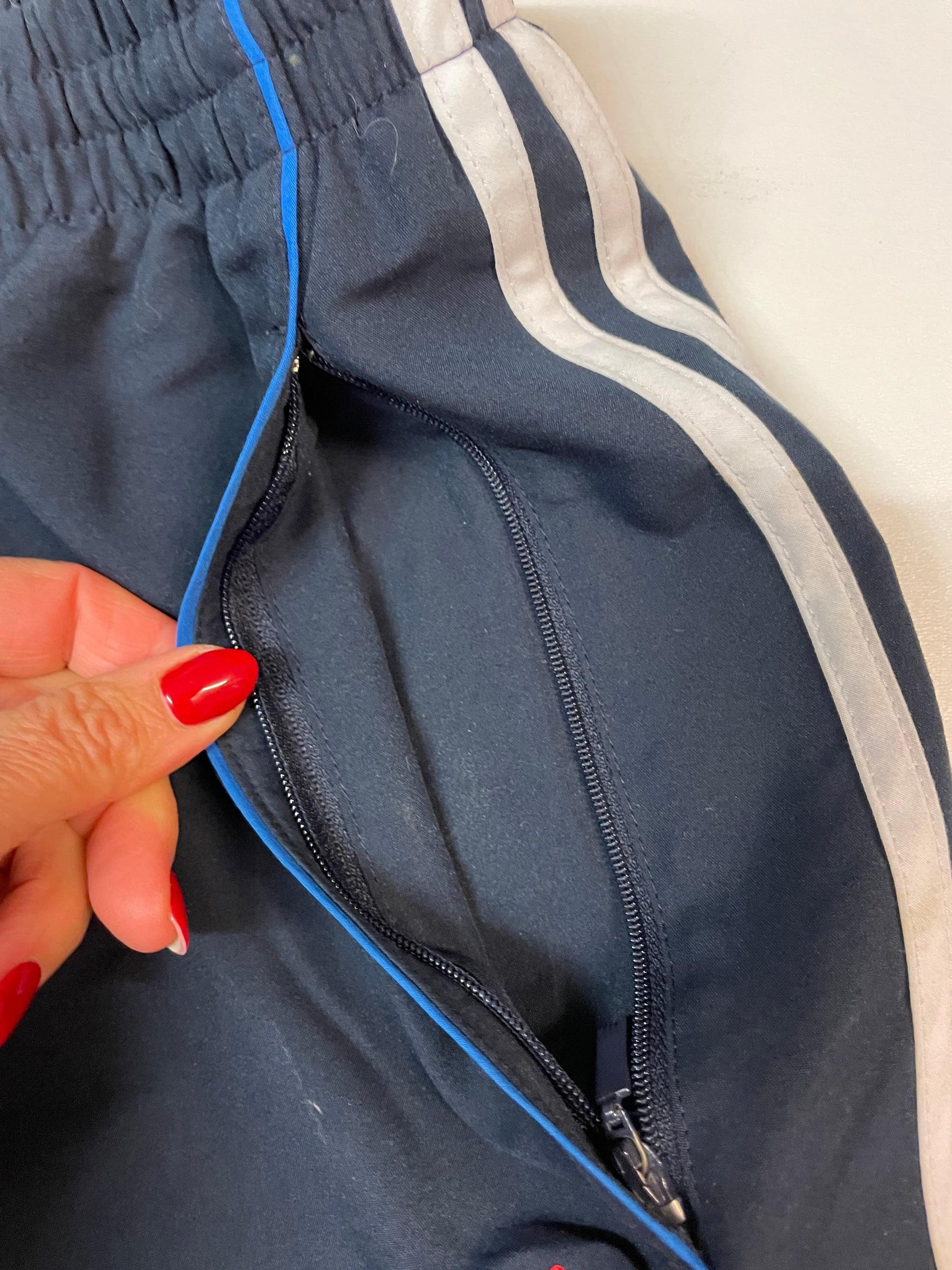 Entdecke unsere Vintage Track Pants von Nike und anderen Marken, erhältlich bei Valuxery.de - Dein Shop für trendige Vintage - Kleidung. Unsere Track Pants sind aus hochwertigen Materialien und