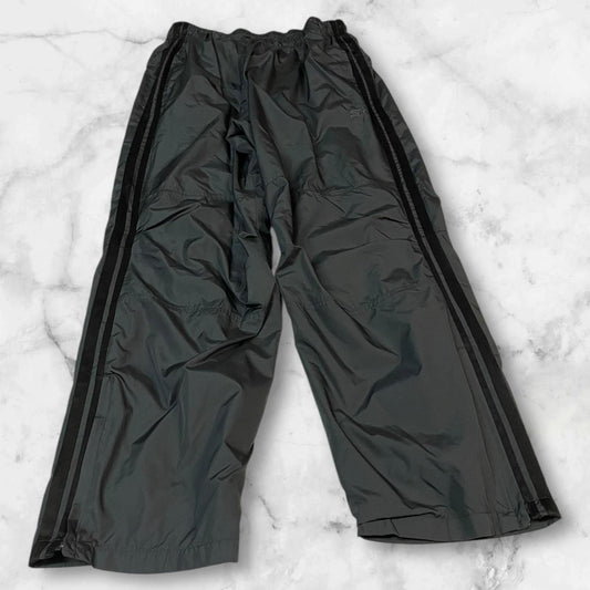 Entdecke unsere Vintage Track Pants von Nike und anderen Marken, erhältlich bei Valuxery.de - Dein Shop für trendige Vintage - Kleidung. Unsere Track Pants sind aus hochwertigen Materialien und