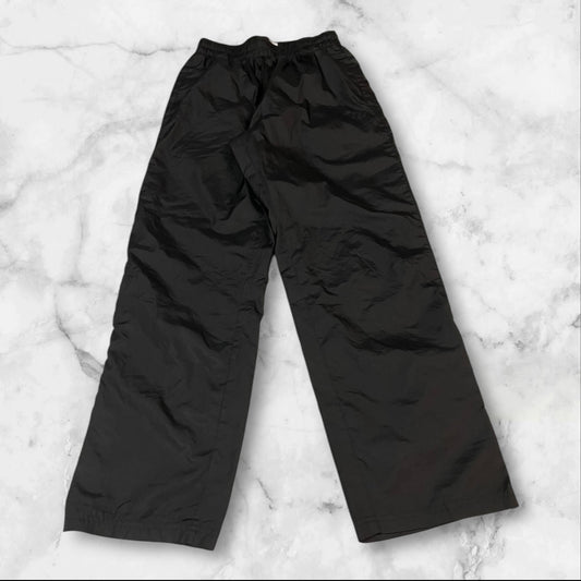Entdecke unsere Vintage Track Pants von Nike und anderen Marken, erhältlich bei Valuxery.de - Dein Shop für trendige Vintage - Kleidung. Unsere Track Pants sind aus hochwertigen Materialien und