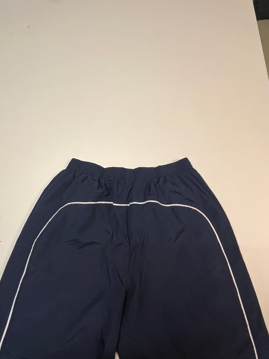 Entdecke unsere Vintage Track Pants von Nike und anderen Marken, erhältlich bei Valuxery.de - Dein Shop für trendige Vintage - Kleidung. Unsere Track Pants sind aus hochwertigen Materialien und