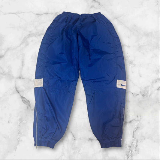 Entdecke unsere Vintage Track Pants von Nike und anderen Marken, erhältlich bei Valuxery.de - Dein Shop für trendige Vintage - Kleidung. Unsere Track Pants sind aus hochwertigen Materialien und