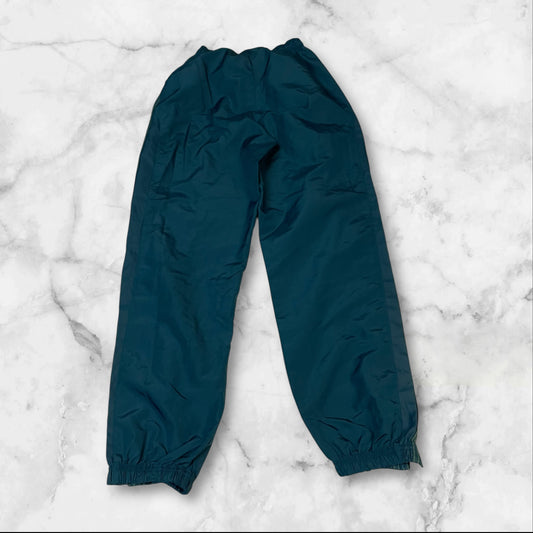 Entdecke unsere Vintage Track Pants von Nike und anderen Marken, erhältlich bei Valuxery.de - Dein Shop für trendige Vintage - Kleidung. Unsere Track Pants sind aus hochwertigen Materialien und