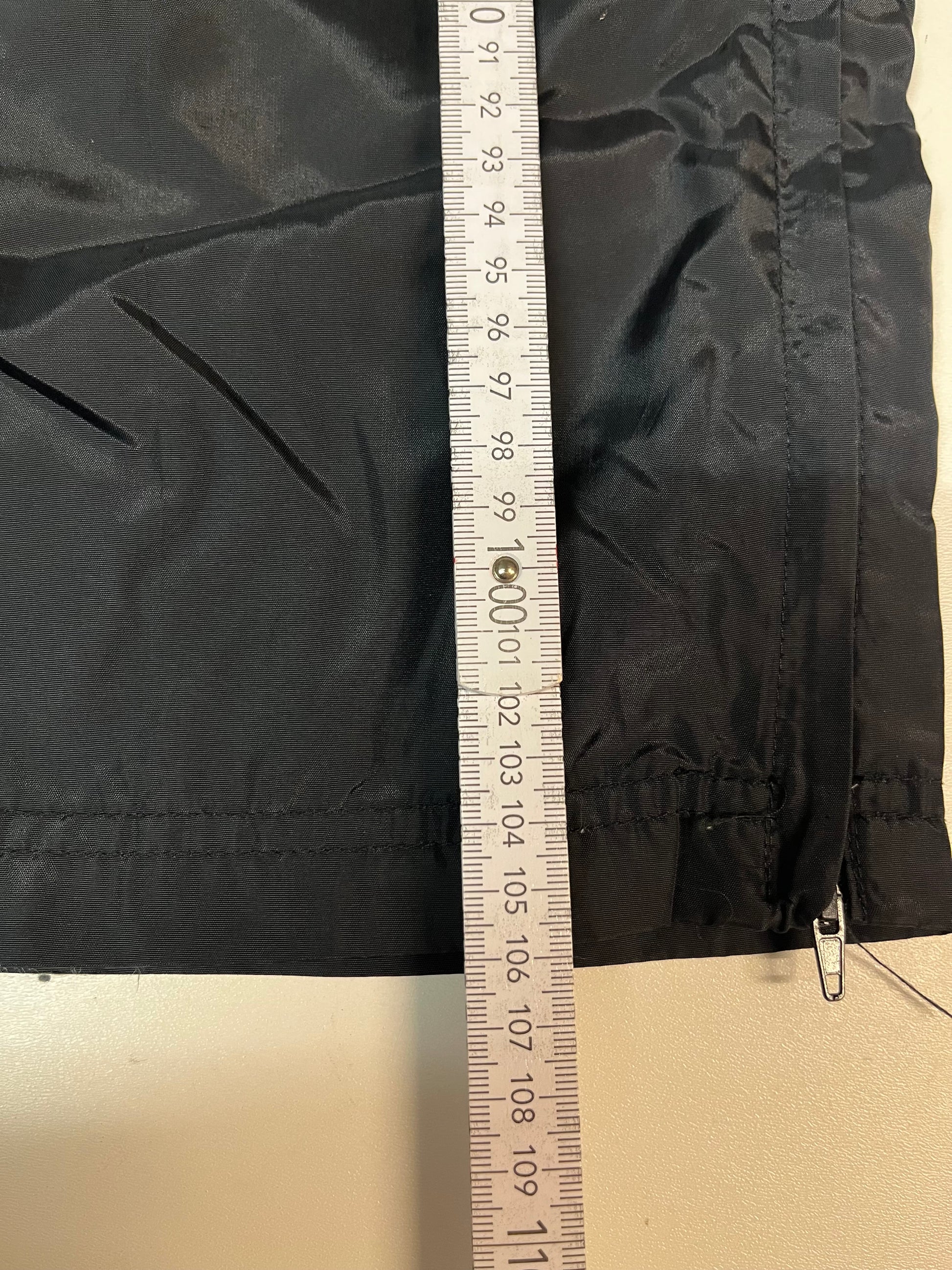 Entdecke unsere Vintage Track Pants von Nike und anderen Marken, erhältlich bei Valuxery.de - Dein Shop für trendige Vintage - Kleidung. Unsere Track Pants sind aus hochwertigen Materialien und