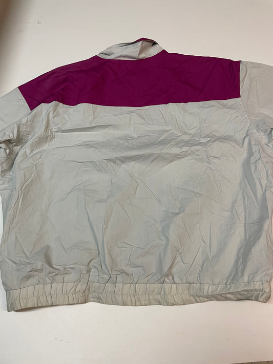 Entdecke unsere Vintage Track Pants von Nike und anderen Marken, erhältlich bei Valuxery.de - Dein Shop für trendige Vintage - Kleidung. Unsere Track Pants sind aus hochwertigen Materialien und