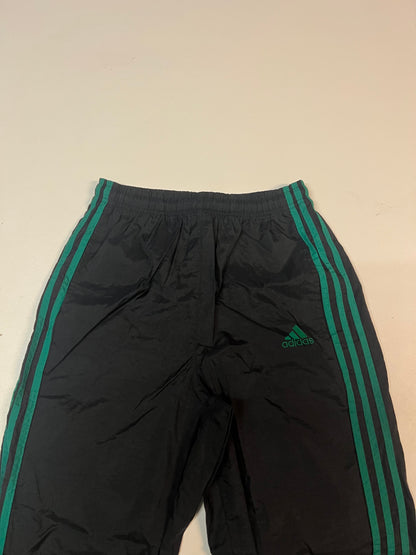 Entdecke unsere Vintage Track Pants von Nike und anderen Marken, erhältlich bei Valuxery.de - Dein Shop für trendige Vintage - Kleidung. Unsere Track Pants sind aus hochwertigen Materialien und