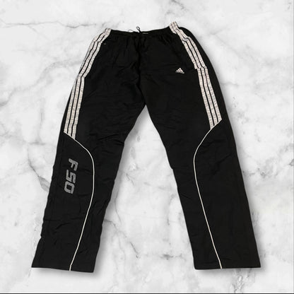 Entdecke unsere Vintage Track Pants von Nike und anderen Marken, erhältlich bei Valuxery.de - Dein Shop für trendige Vintage - Kleidung. Unsere Track Pants sind aus hochwertigen Materialien und