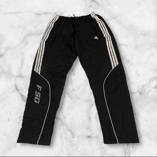 Entdecke unsere Vintage Track Pants von Nike und anderen Marken, erhältlich bei Valuxery.de - Dein Shop für trendige Vintage - Kleidung. Unsere Track Pants sind aus hochwertigen Materialien und