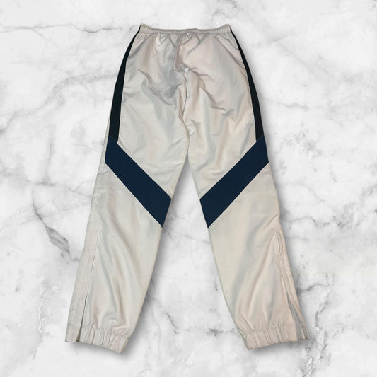 Entdecke unsere Vintage Track Pants von Nike und anderen Marken, erhältlich bei Valuxery.de - Dein Shop für trendige Vintage - Kleidung. Unsere Track Pants sind aus hochwertigen Materialien und