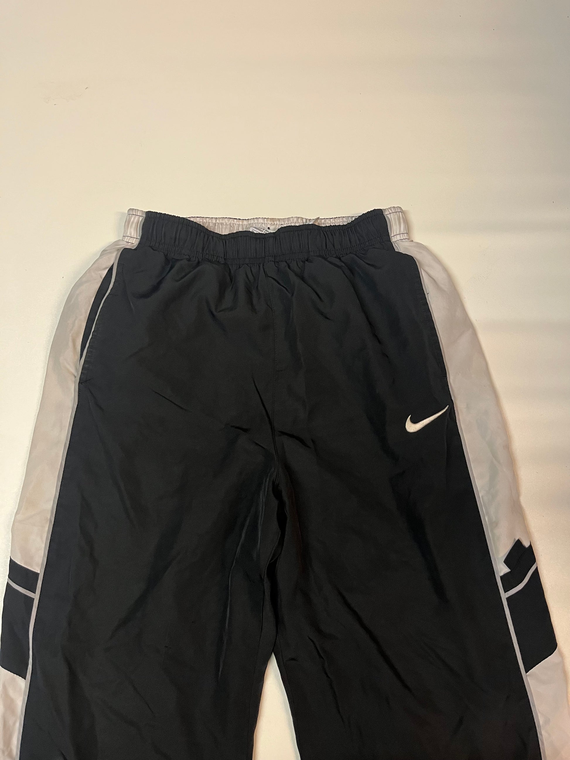 Entdecke unsere Vintage Track Pants von Nike und anderen Marken, erhältlich bei Valuxery.de - Dein Shop für trendige Vintage - Kleidung. Unsere Track Pants sind aus hochwertigen Materialien und