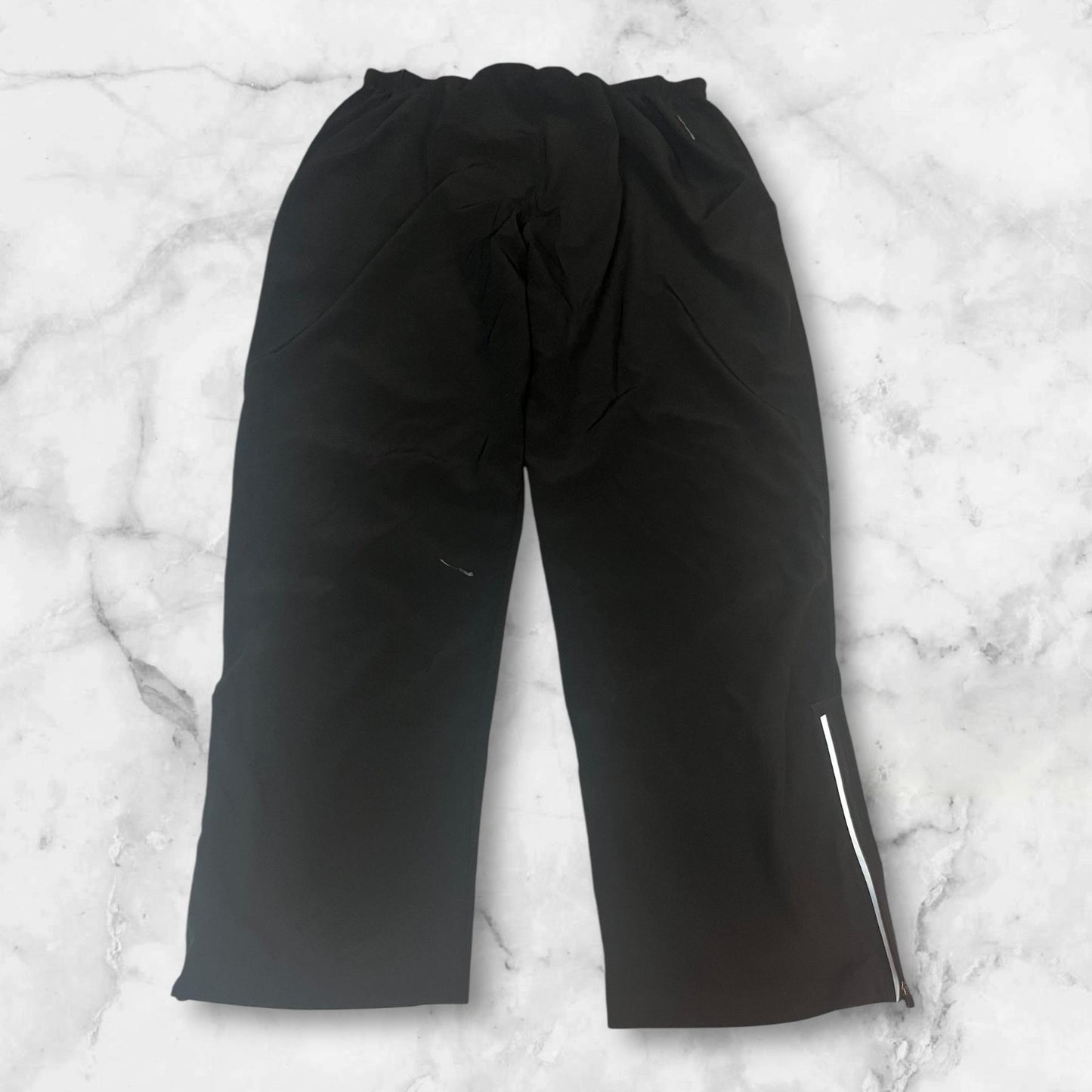 Entdecke unsere Vintage Track Pants von Nike und anderen Marken, erhältlich bei Valuxery.de - Dein Shop für trendige Vintage - Kleidung. Unsere Track Pants sind aus hochwertigen Materialien und