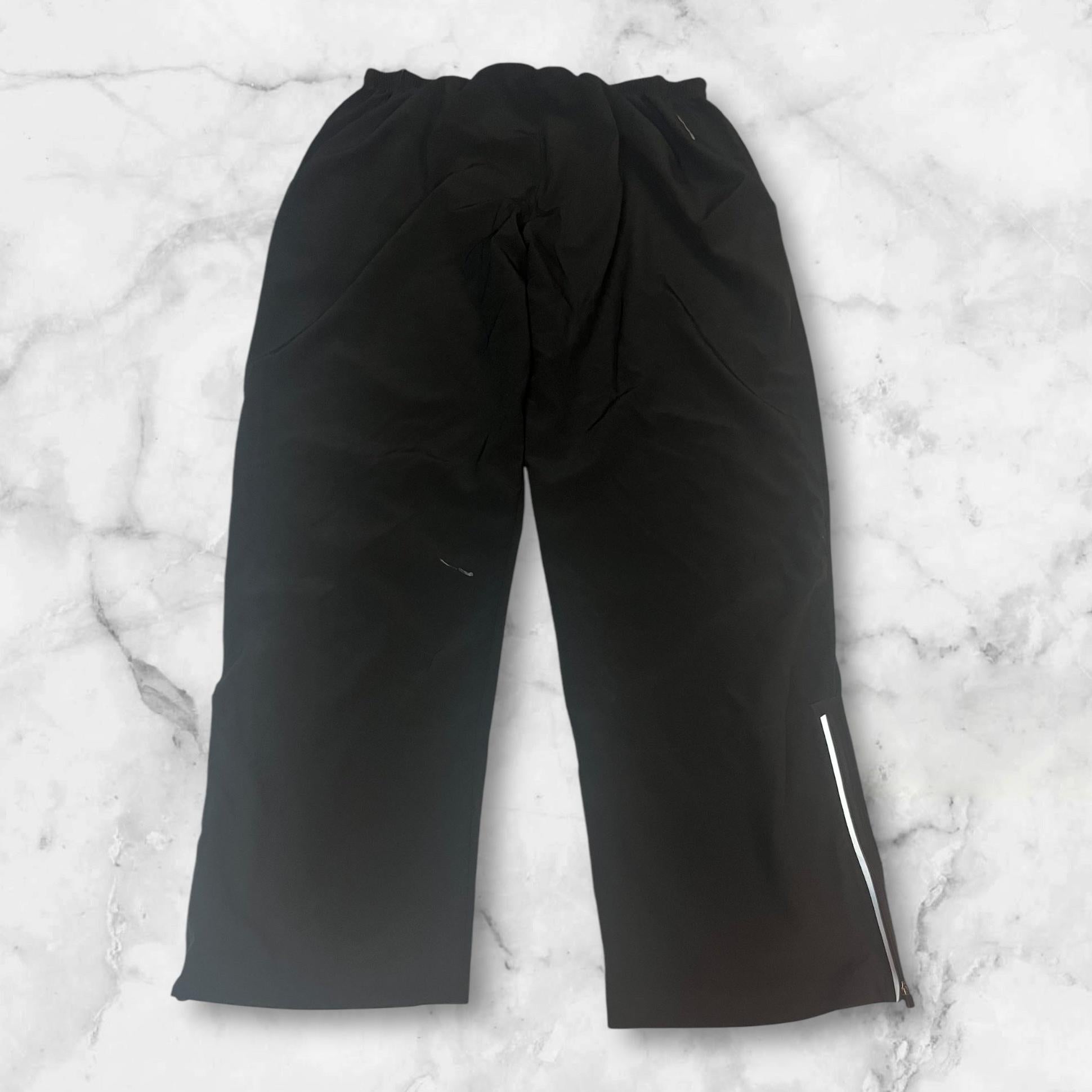 Entdecke unsere Vintage Track Pants von Nike und anderen Marken, erhältlich bei Valuxery.de - Dein Shop für trendige Vintage - Kleidung. Unsere Track Pants sind aus hochwertigen Materialien und