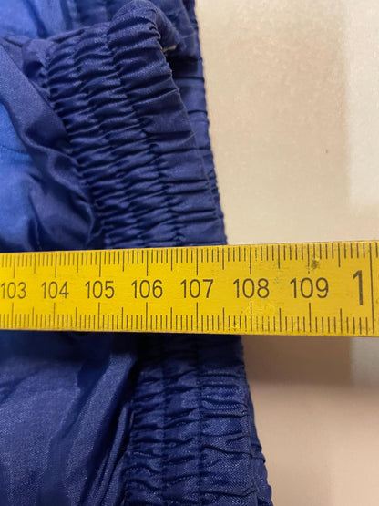 Entdecke unsere Vintage Track Pants von Nike und anderen Marken, erhältlich bei Valuxery.de - Dein Shop für trendige Vintage - Kleidung. Unsere Track Pants sind aus hochwertigen Materialien und