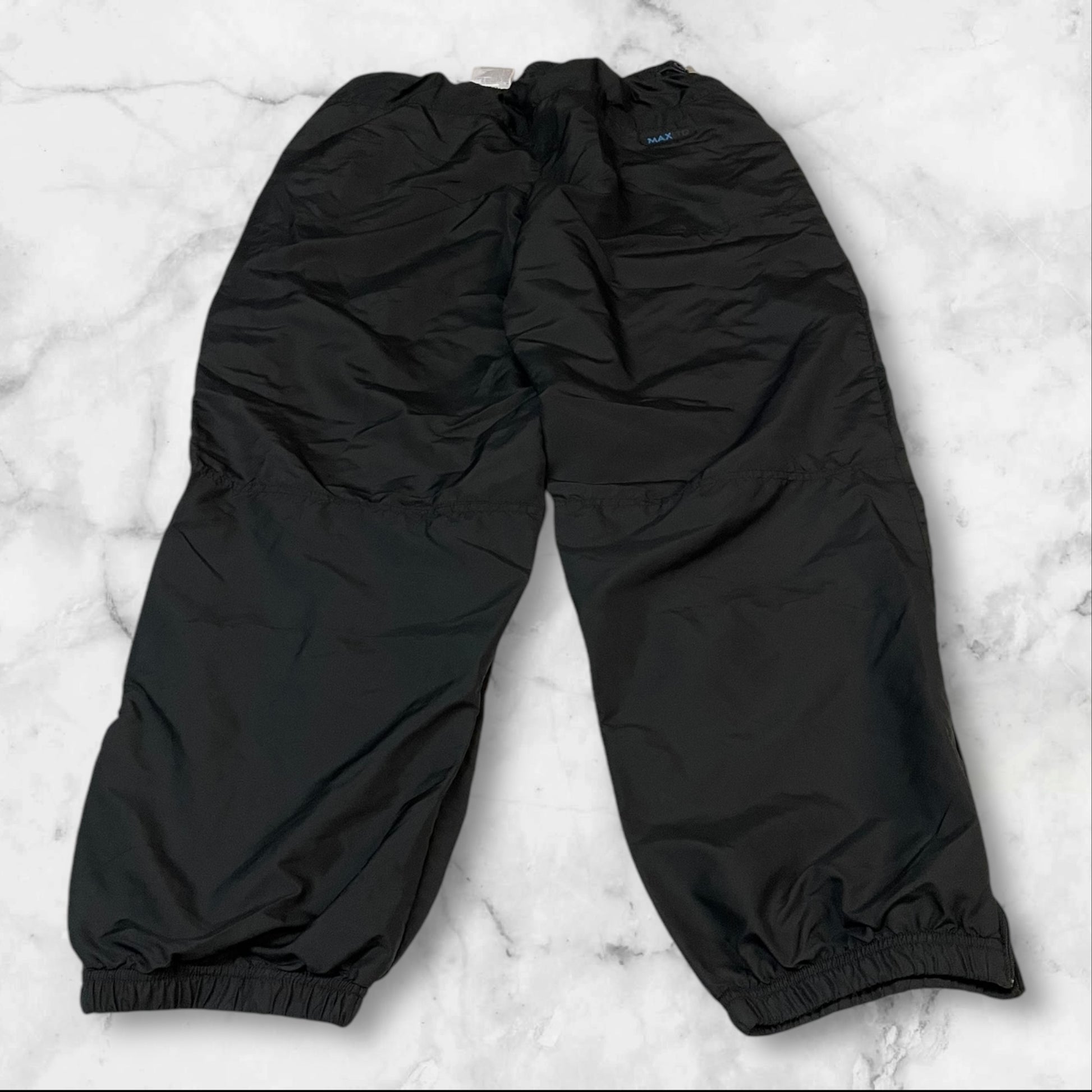 Entdecke unsere Vintage Track Pants von Nike und anderen Marken, erhältlich bei Valuxery.de - Dein Shop für trendige Vintage - Kleidung. Unsere Track Pants sind aus hochwertigen Materialien und