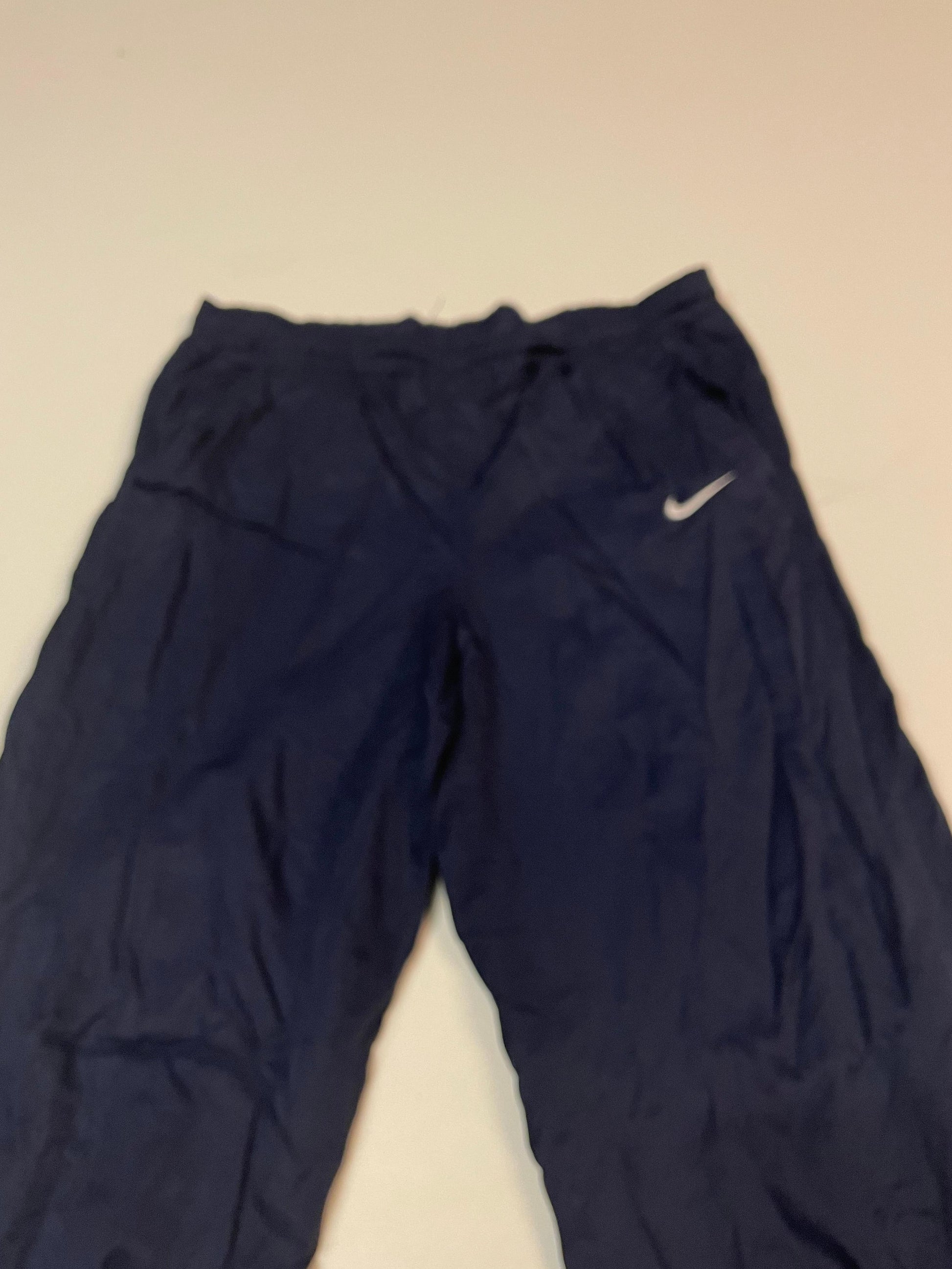 Entdecke unsere Vintage Track Pants von Nike und anderen Marken, erhältlich bei Valuxery.de - Dein Shop für trendige Vintage - Kleidung. Unsere Track Pants sind aus hochwertigen Materialien und