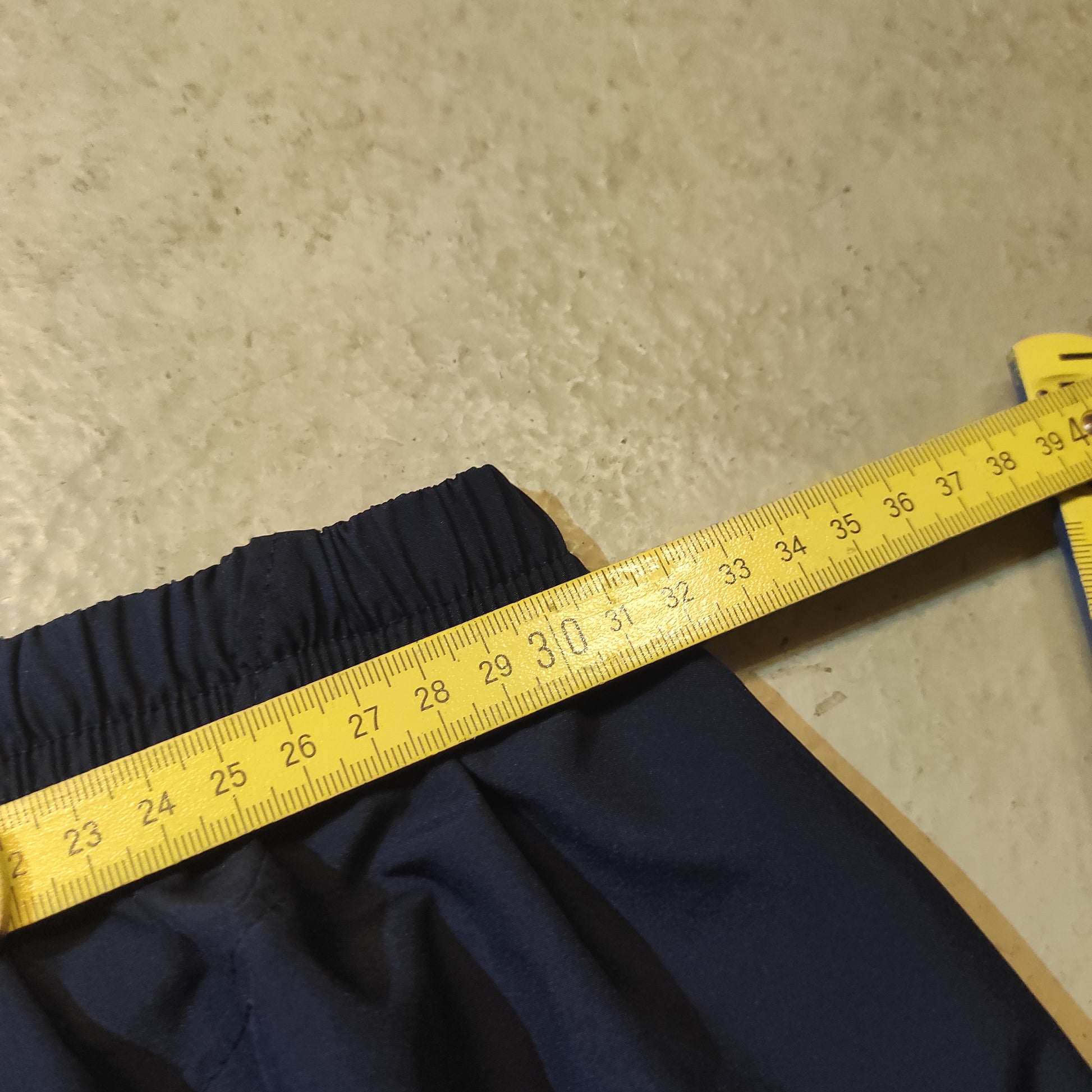 Entdecke unsere Vintage Track Pants von Nike und anderen Marken, erhältlich bei Valuxery.de - Dein Shop für trendige Vintage - Kleidung. Unsere Track Pants sind aus hochwertigen Materialien und