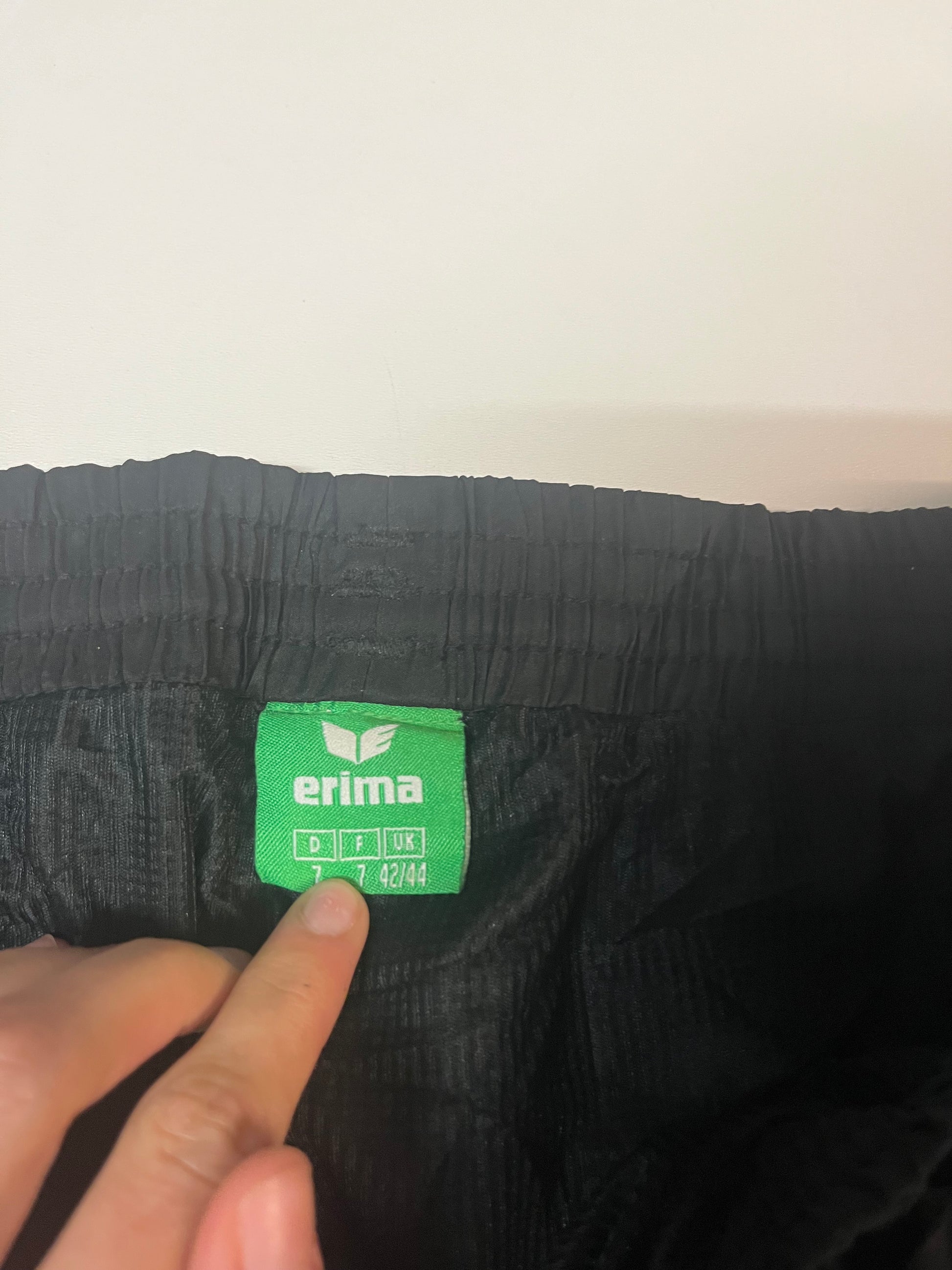 Entdecke unsere Vintage Track Pants von Nike und anderen Marken, erhältlich bei Valuxery.de - Dein Shop für trendige Vintage - Kleidung. Unsere Track Pants sind aus hochwertigen Materialien und