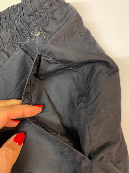 Entdecke unsere Vintage Track Pants von Nike und anderen Marken, erhältlich bei Valuxery.de - Dein Shop für trendige Vintage - Kleidung. Unsere Track Pants sind aus hochwertigen Materialien und