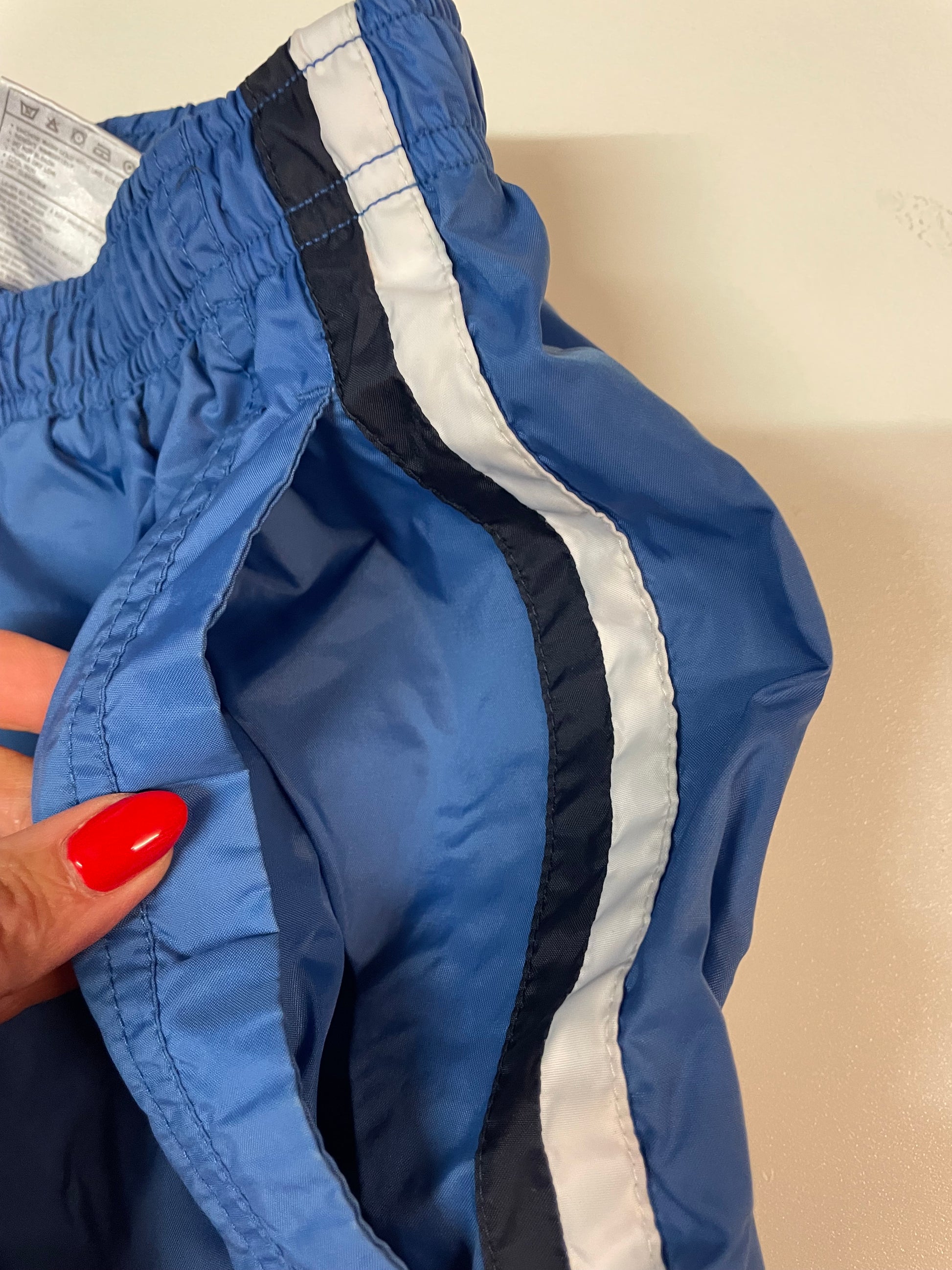Entdecke unsere Vintage Track Pants von Nike und anderen Marken, erhältlich bei Valuxery.de - Dein Shop für trendige Vintage - Kleidung. Unsere Track Pants sind aus hochwertigen Materialien und