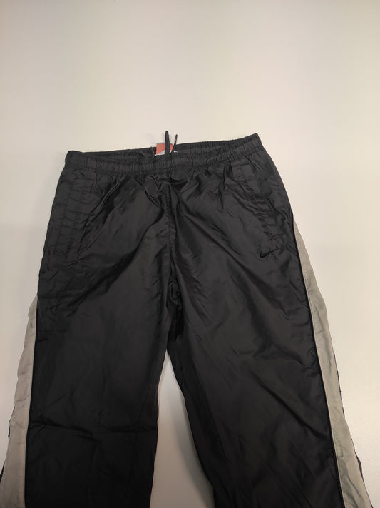 Entdecke unsere Vintage Track Pants von Nike und anderen Marken, erhältlich bei Valuxery.de - Dein Shop für trendige Vintage - Kleidung. Unsere Track Pants sind aus hochwertigen Materialien und