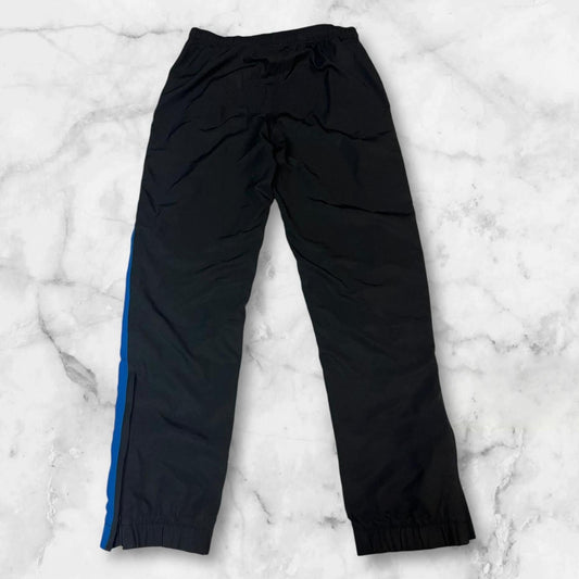 Entdecke unsere Vintage Track Pants von Nike und anderen Marken, erhältlich bei Valuxery.de - Dein Shop für trendige Vintage - Kleidung. Unsere Track Pants sind aus hochwertigen Materialien und