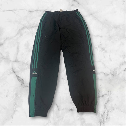 Entdecke unsere Vintage Track Pants von Nike und anderen Marken, erhältlich bei Valuxery.de - Dein Shop für trendige Vintage - Kleidung. Unsere Track Pants sind aus hochwertigen Materialien und