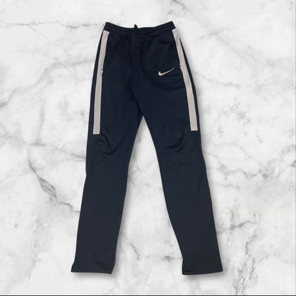 Entdecke unsere Vintage Track Pants von Nike und anderen Marken, erhältlich bei Valuxery.de - Dein Shop für trendige Vintage - Kleidung. Unsere Track Pants sind aus hochwertigen Materialien und