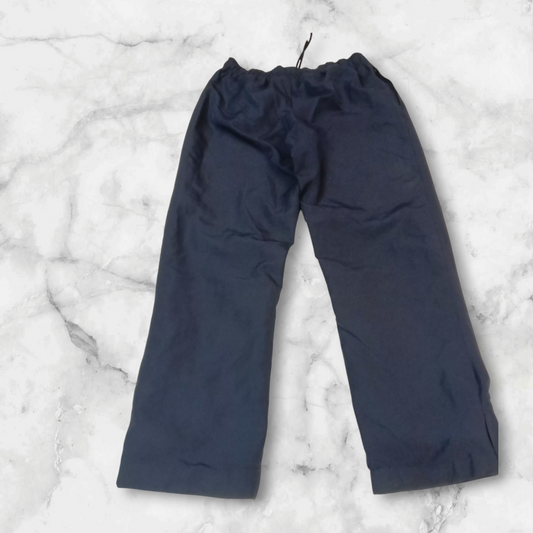 Entdecke unsere Vintage Track Pants von Nike und anderen Marken, erhältlich bei Valuxery.de - Dein Shop für trendige Vintage - Kleidung. Unsere Track Pants sind aus hochwertigen Materialien und