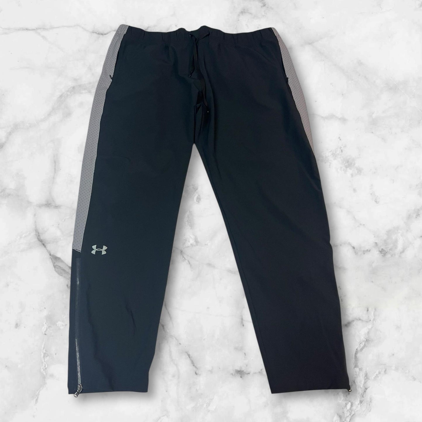 Entdecke unsere Vintage Track Pants von Nike und anderen Marken, erhältlich bei Valuxery.de - Dein Shop für trendige Vintage - Kleidung. Unsere Track Pants sind aus hochwertigen Materialien und