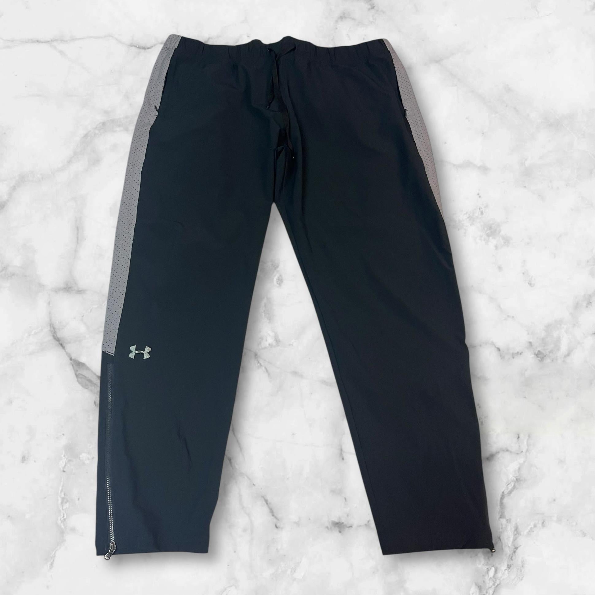 Entdecke unsere Vintage Track Pants von Nike und anderen Marken, erhältlich bei Valuxery.de - Dein Shop für trendige Vintage - Kleidung. Unsere Track Pants sind aus hochwertigen Materialien und