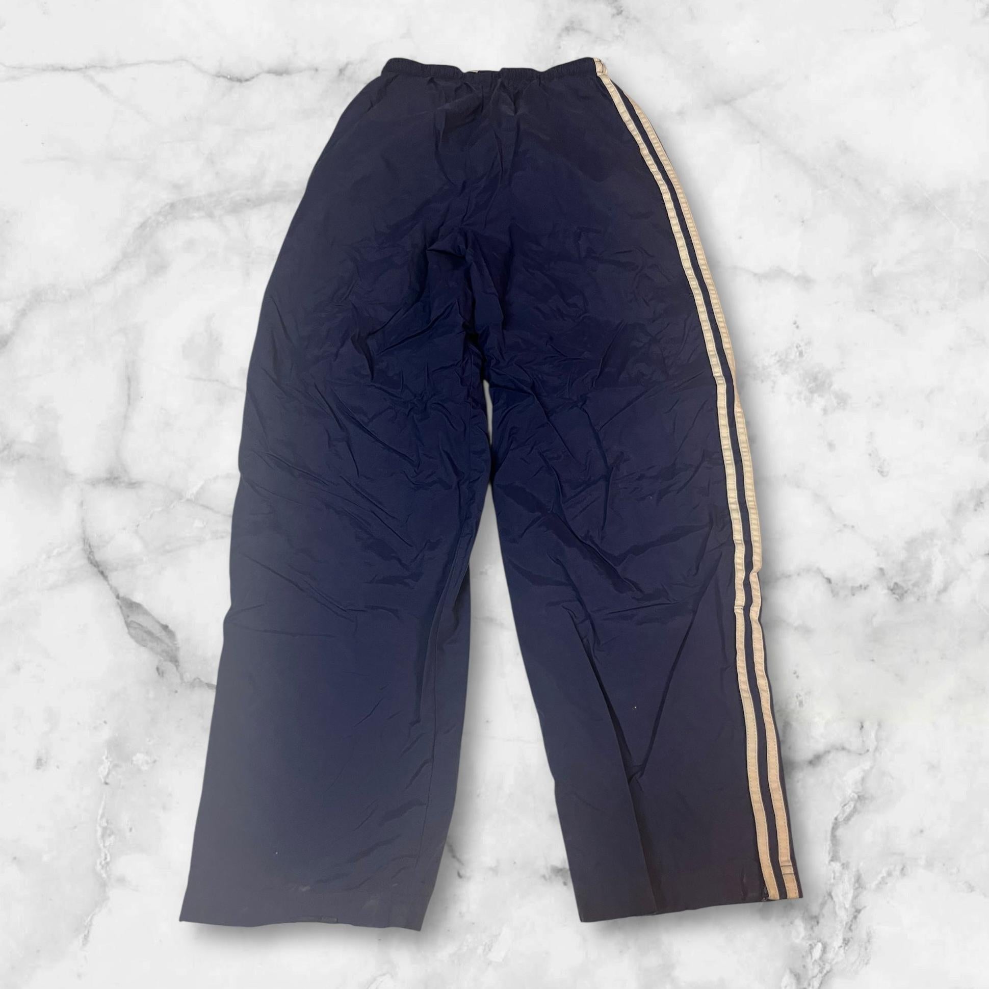 Entdecke unsere Vintage Track Pants von Nike und anderen Marken, erhältlich bei Valuxery.de - Dein Shop für trendige Vintage - Kleidung. Unsere Track Pants sind aus hochwertigen Materialien und