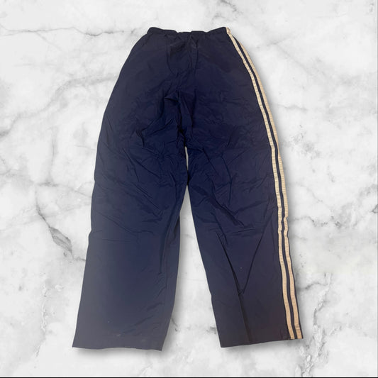 Entdecke unsere Vintage Track Pants von Nike und anderen Marken, erhältlich bei Valuxery.de - Dein Shop für trendige Vintage - Kleidung. Unsere Track Pants sind aus hochwertigen Materialien und
