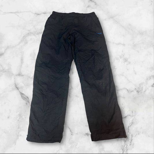 Entdecke unsere Vintage Track Pants von Nike und anderen Marken, erhältlich bei Valuxery.de - Dein Shop für trendige Vintage - Kleidung. Unsere Track Pants sind aus hochwertigen Materialien und