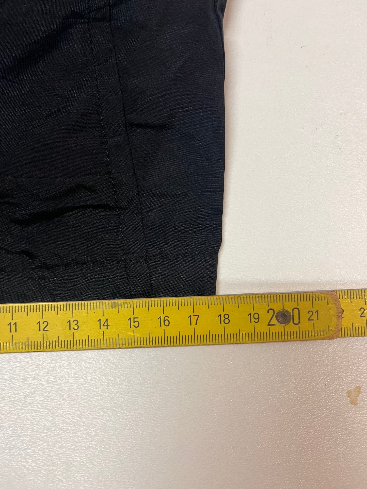 Entdecke unsere Vintage Track Pants von Nike und anderen Marken, erhältlich bei Valuxery.de - Dein Shop für trendige Vintage - Kleidung. Unsere Track Pants sind aus hochwertigen Materialien und