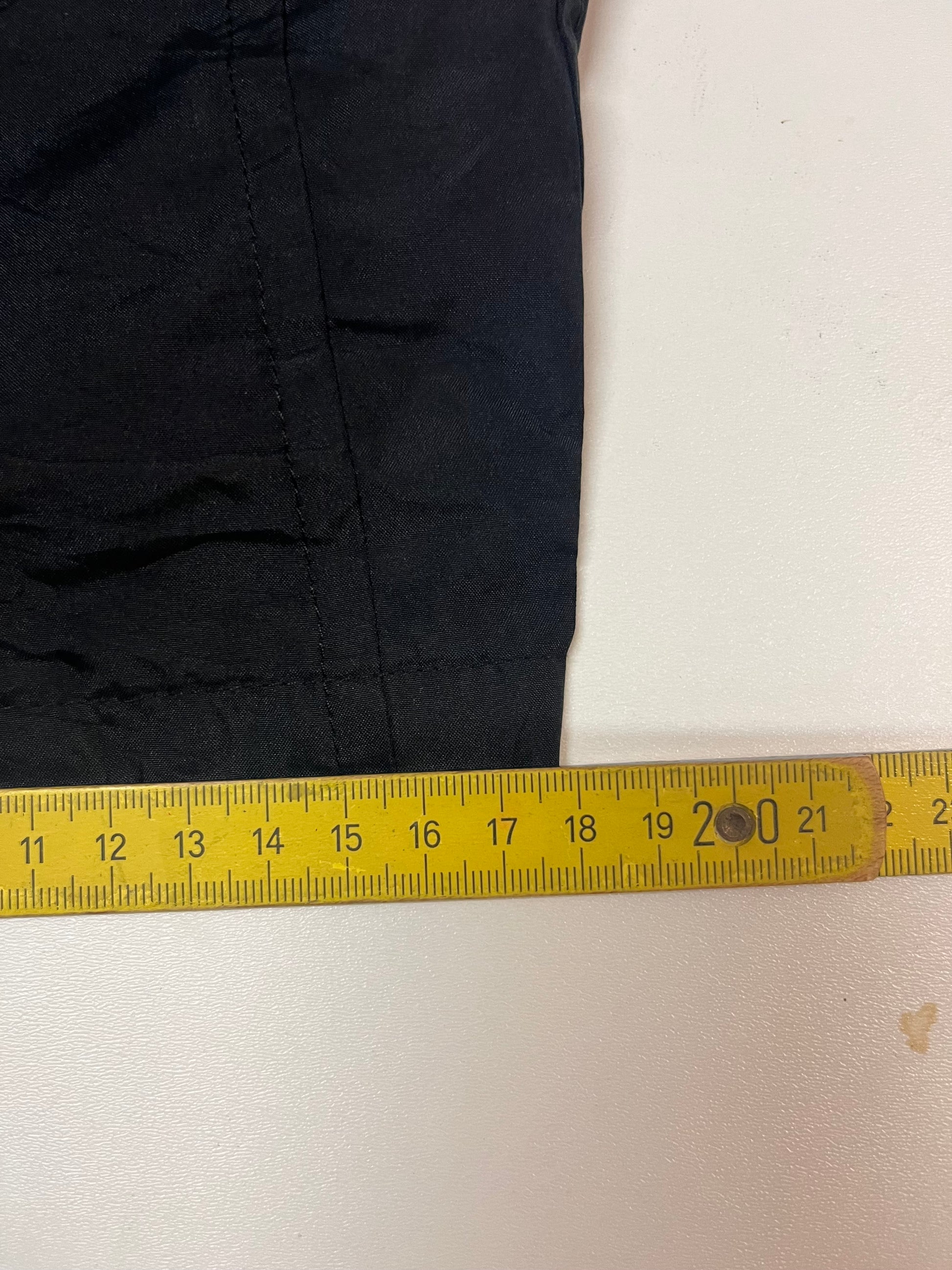 Entdecke unsere Vintage Track Pants von Nike und anderen Marken, erhältlich bei Valuxery.de - Dein Shop für trendige Vintage - Kleidung. Unsere Track Pants sind aus hochwertigen Materialien und