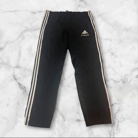 Entdecke unsere Vintage Track Pants von Nike und anderen Marken, erhältlich bei Valuxery.de - Dein Shop für trendige Vintage - Kleidung. Unsere Track Pants sind aus hochwertigen Materialien und