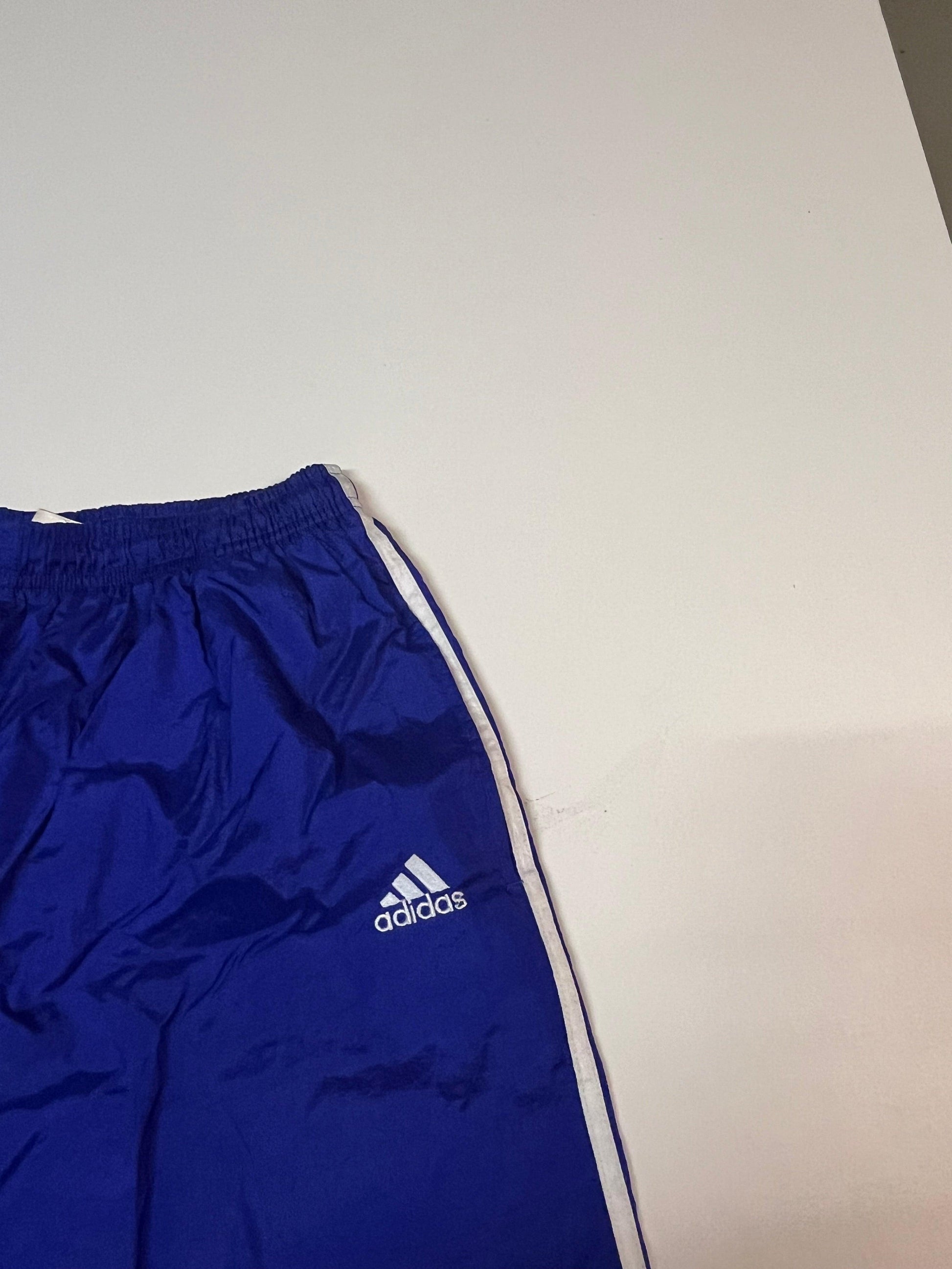 Entdecke unsere Vintage Track Pants von Nike und anderen Marken, erhältlich bei Valuxery.de - Dein Shop für trendige Vintage - Kleidung. Unsere Track Pants sind aus hochwertigen Materialien und