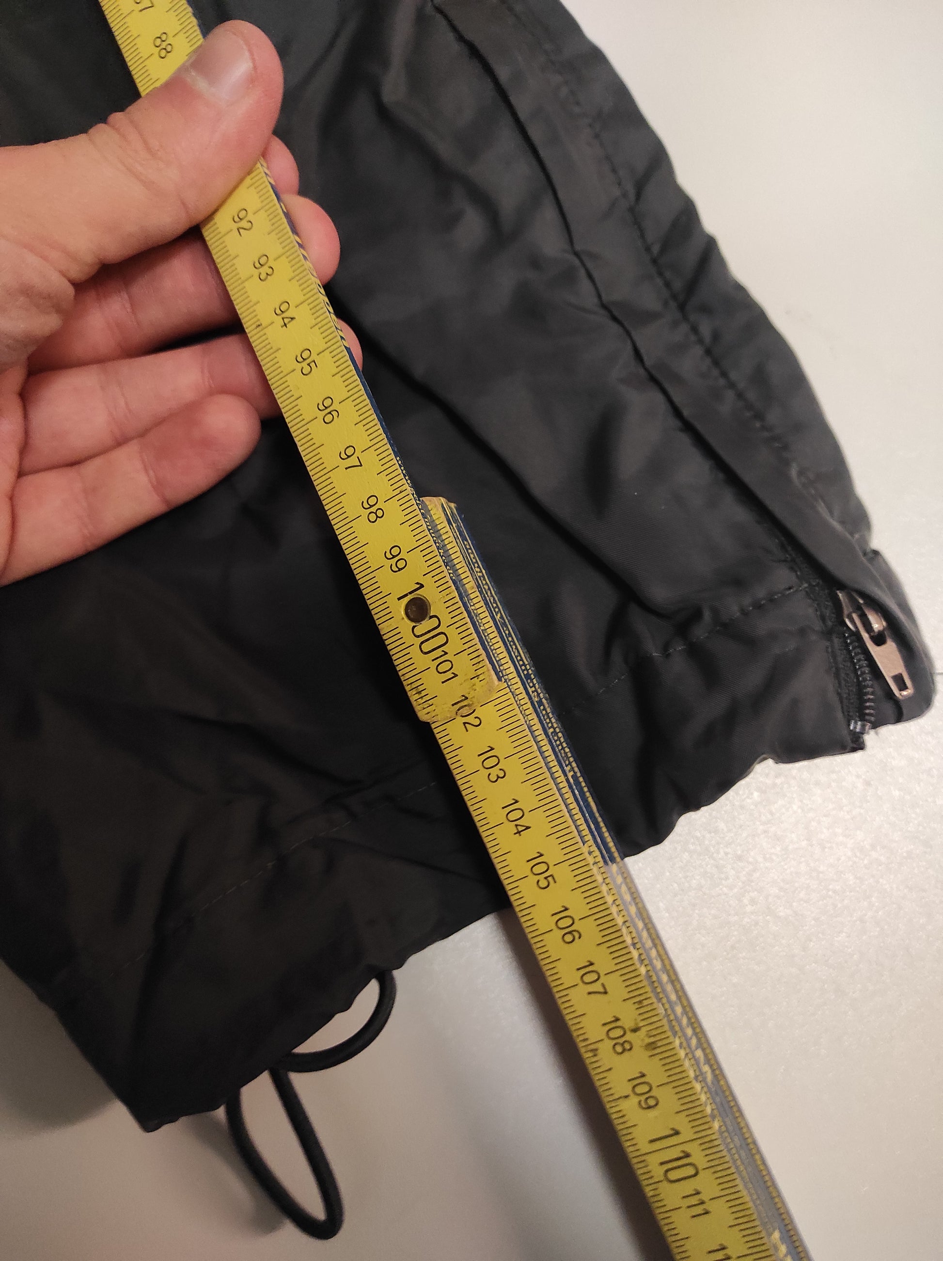 Entdecke unsere Vintage Track Pants von Nike und anderen Marken, erhältlich bei Valuxery.de - Dein Shop für trendige Vintage - Kleidung. Unsere Track Pants sind aus hochwertigen Materialien und