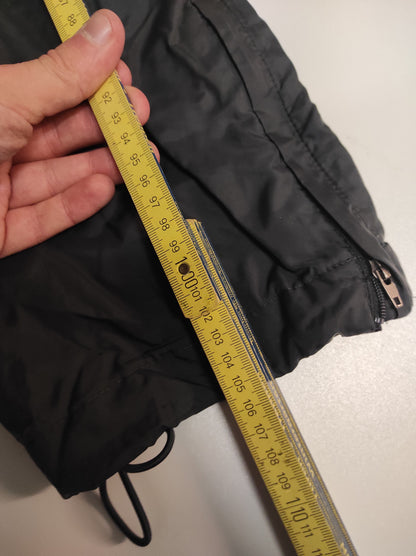 Entdecke unsere Vintage Track Pants von Nike und anderen Marken, erhältlich bei Valuxery.de - Dein Shop für trendige Vintage - Kleidung. Unsere Track Pants sind aus hochwertigen Materialien und