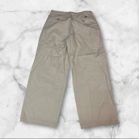 Entdecke unsere Vintage Track Pants von Nike und anderen Marken, erhältlich bei Valuxery.de - Dein Shop für trendige Vintage - Kleidung. Unsere Track Pants sind aus hochwertigen Materialien und
