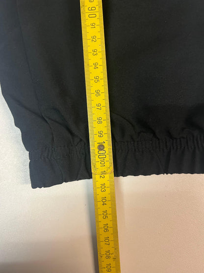Entdecke unsere Vintage Track Pants von Nike und anderen Marken, erhältlich bei Valuxery.de - Dein Shop für trendige Vintage - Kleidung. Unsere Track Pants sind aus hochwertigen Materialien und