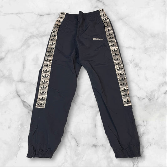 Entdecke unsere Vintage Track Pants von Nike und anderen Marken, erhältlich bei Valuxery.de - Dein Shop für trendige Vintage - Kleidung. Unsere Track Pants sind aus hochwertigen Materialien und