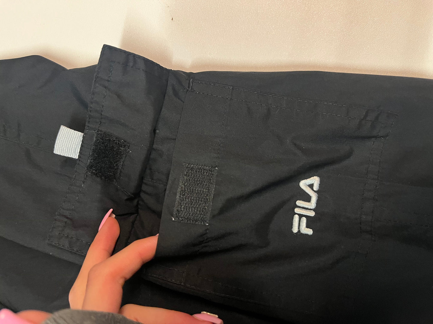 Entdecke unsere Vintage Track Pants von Nike und anderen Marken, erhältlich bei Valuxery.de - Dein Shop für trendige Vintage - Kleidung. Unsere Track Pants sind aus hochwertigen Materialien und