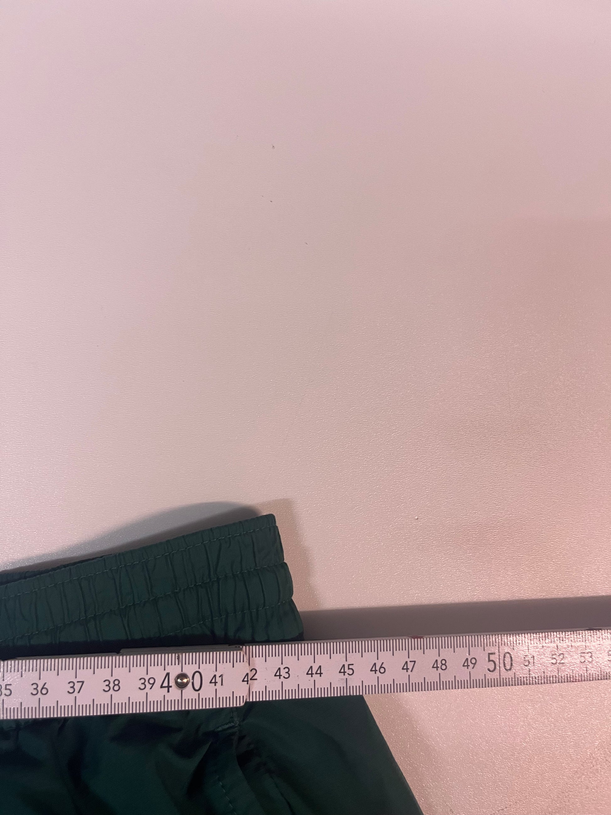 Entdecke unsere Vintage Track Pants von Nike und anderen Marken, erhältlich bei Valuxery.de - Dein Shop für trendige Vintage - Kleidung. Unsere Track Pants sind aus hochwertigen Materialien und