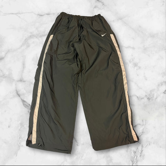 Entdecke unsere Vintage Track Pants von Nike und anderen Marken, erhältlich bei Valuxery.de - Dein Shop für trendige Vintage - Kleidung. Unsere Track Pants sind aus hochwertigen Materialien und
