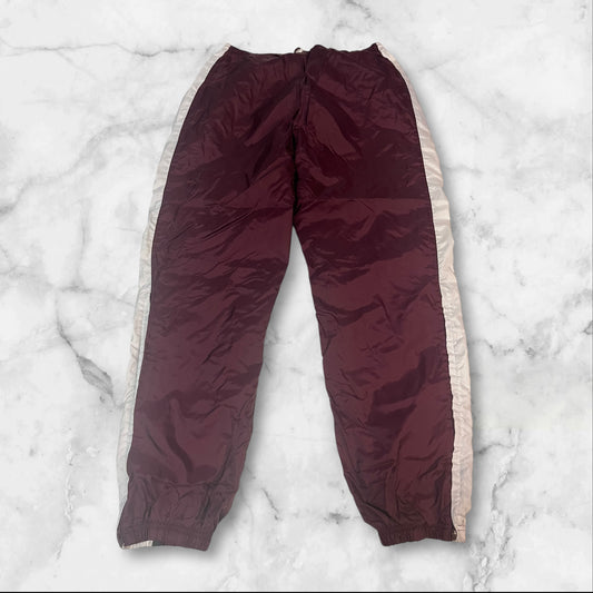 Entdecke unsere Vintage Track Pants von Nike und anderen Marken, erhältlich bei Valuxery.de - Dein Shop für trendige Vintage - Kleidung. Unsere Track Pants sind aus hochwertigen Materialien und